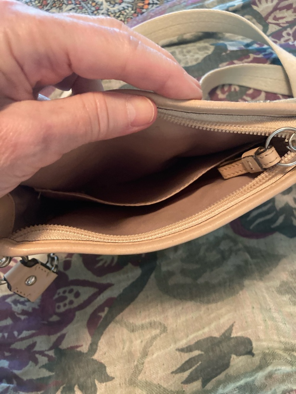 Coach Metallic Gold Crossbody with Beige Trim, perfect for spring and summer ๐ธ๐ธ๐ธ - Picture 6 of 10